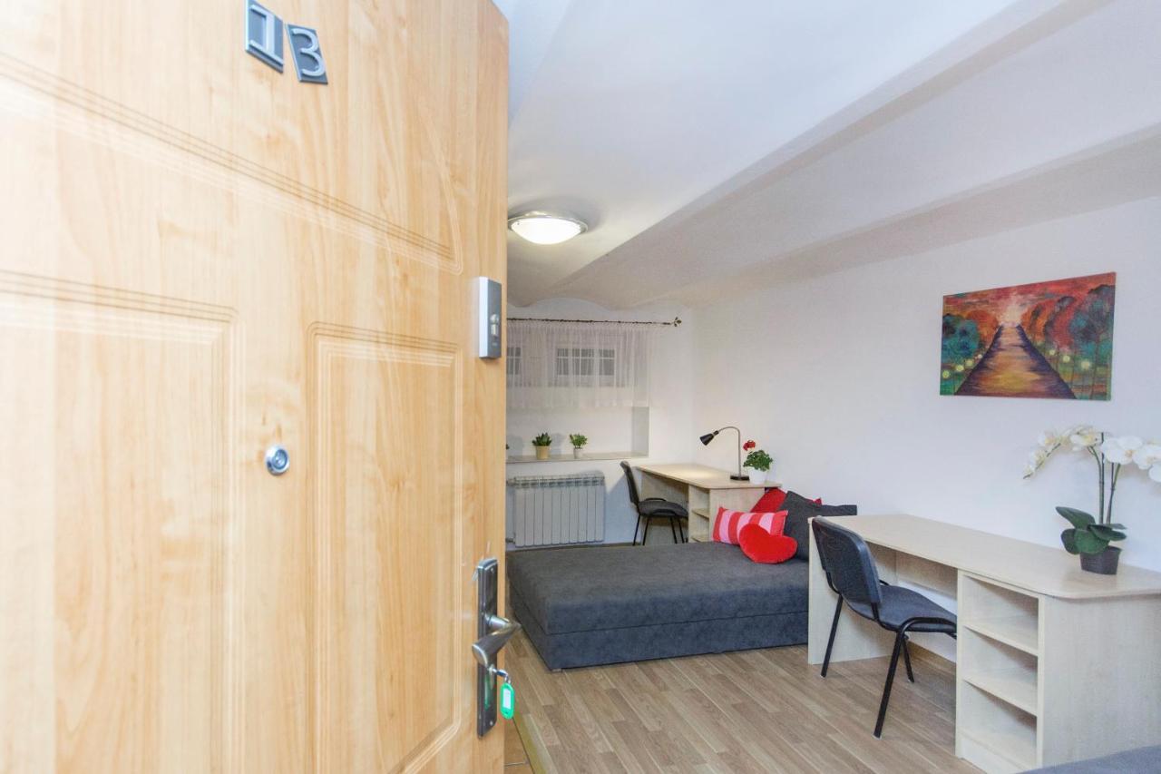 Akademikus Hostel *